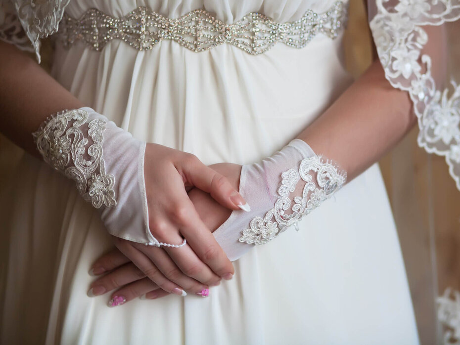 Braut mit Handschuhen
