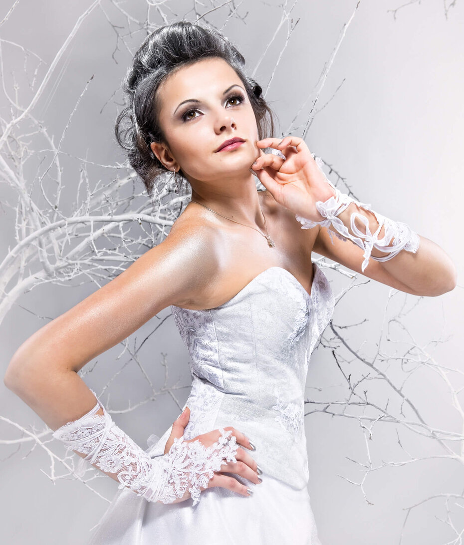 Braut mit klassischen Brauthandschuhen