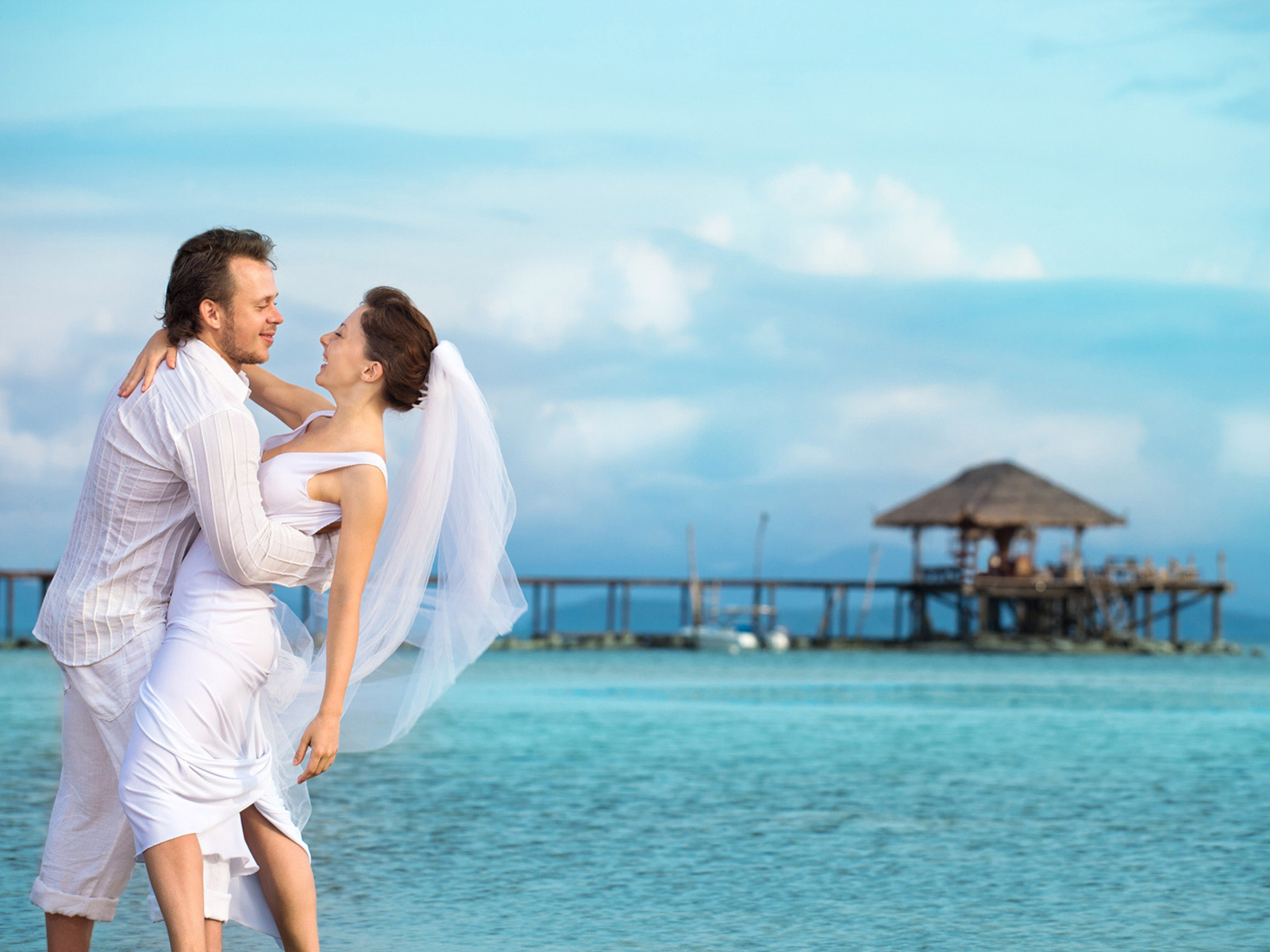 Eine Heirat am Strand vor dem blauen Meer.
