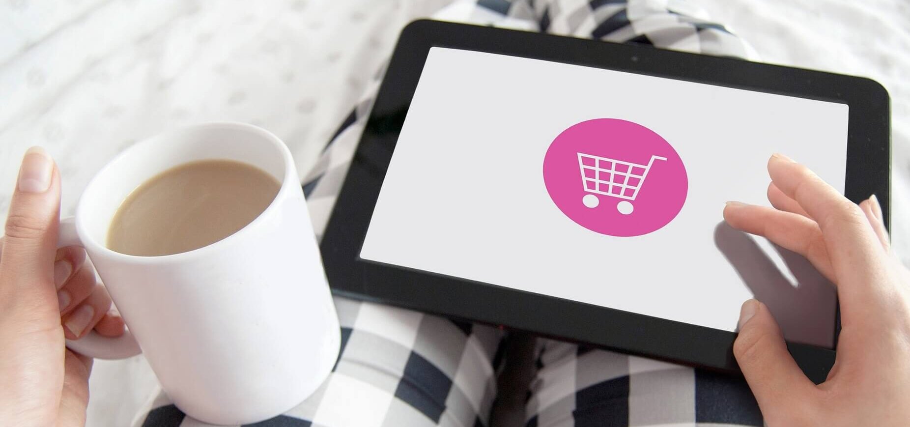 Von Kleidern bis zur Dekoration: Wie Online-Shopping die Hochzeitsplanung vereinfacht - Frau am iPad