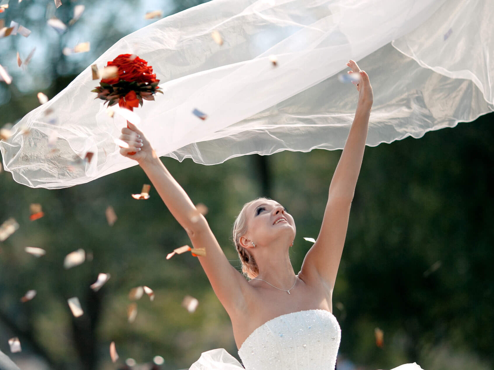 Braut schmeißt Ihren Schleier in die Luft 