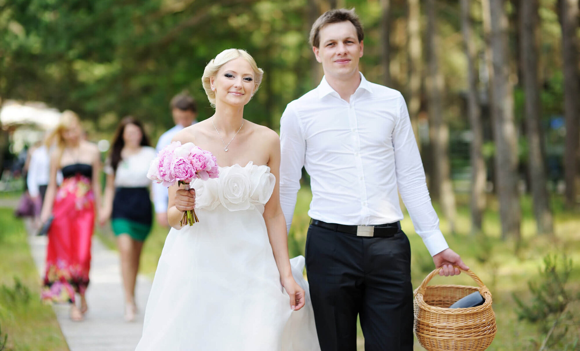 Ein Brautpaar mit den Gästen
