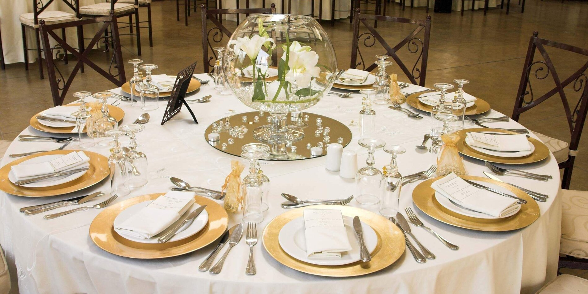 Ein festlich gedeckter Tisch bei einer Hochzeit