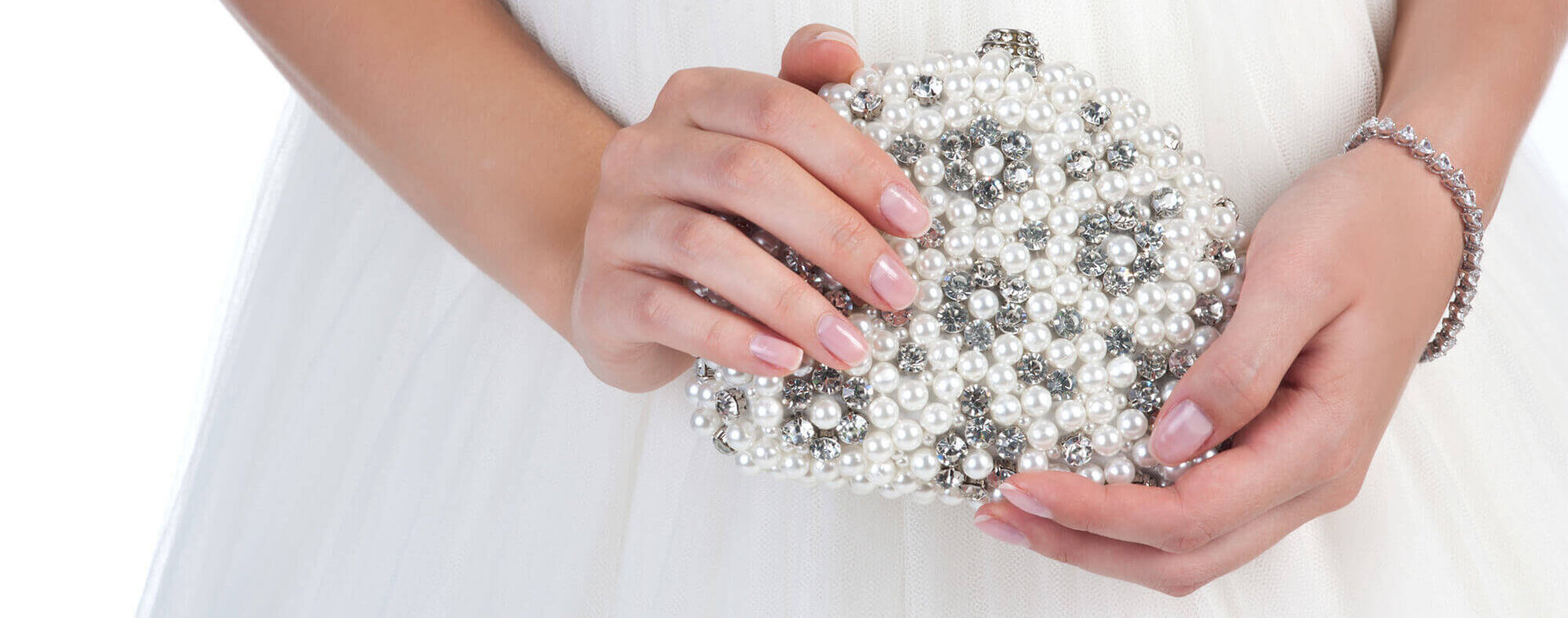 Die richtige Handtasche für deine Hochzeit: Fashion und Luxus fürs Outfit
Die richtige Handtasche für deine Hochzeit: Fashion und Luxus fürs Outfit
- kleine perlenbesetzte Handtasche