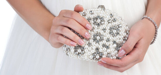 Die richtige Handtasche für deine Hochzeit: Fashion und Luxus fürs Outfit   - kleine Tasche mit Perlenbesatz
