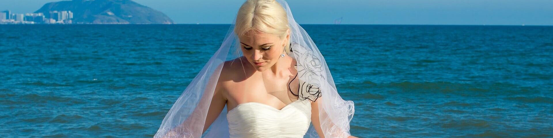Eine Braut am Strand