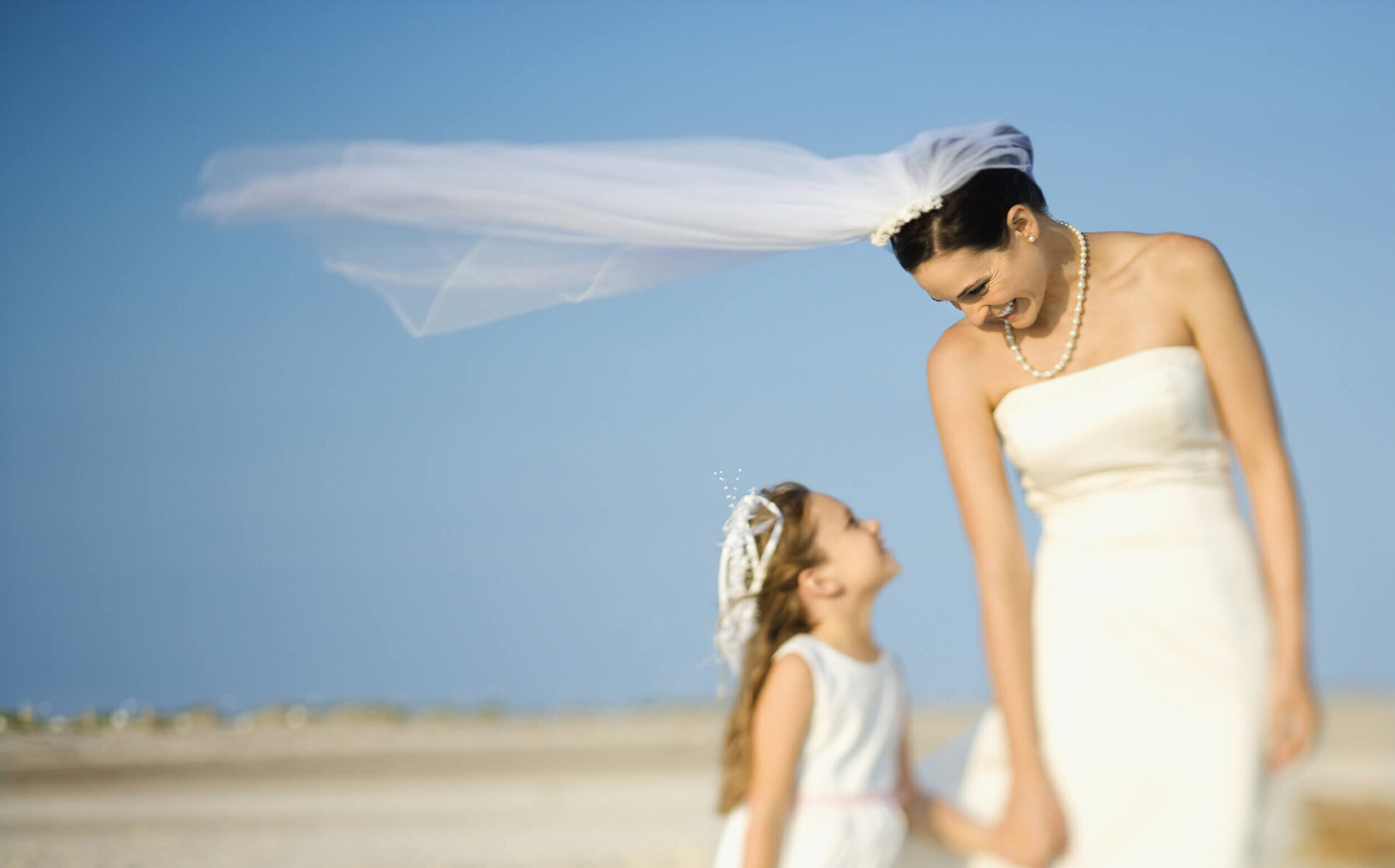 Braut mit Kind am Strand