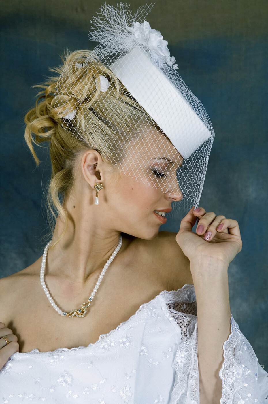 Eine Braut mit Brauthut