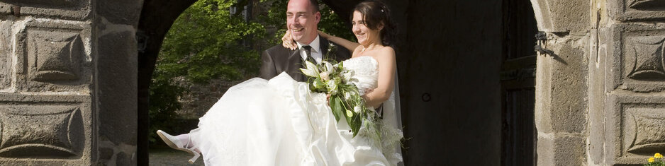 Braut über die Schwelle tragen nach eurer Hochzeit