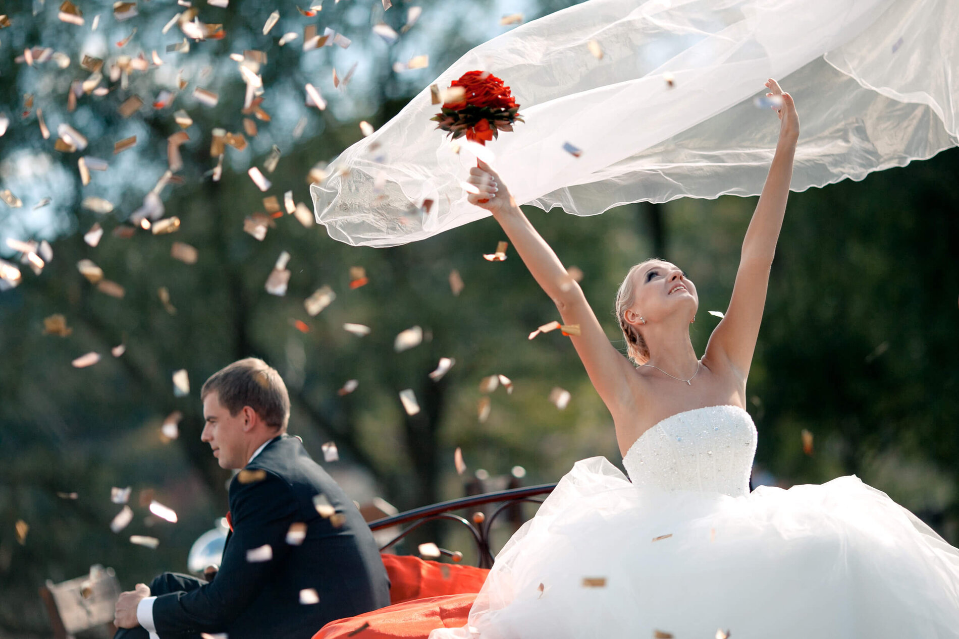 Braut wirft ihren Brautschleier in die Luft