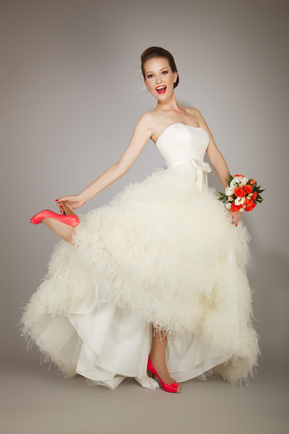 Weißes Brautkleid mit passenden Brautstrauß und Schuhen