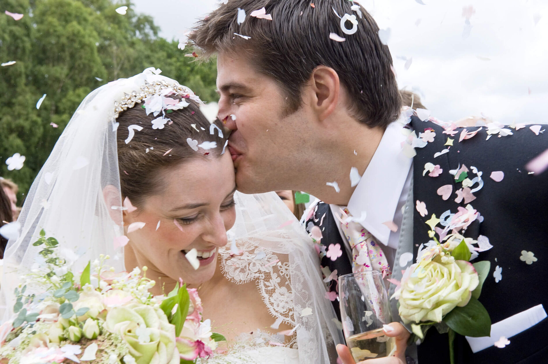 Der Bräutigam küsst die Braut auf ihre Stirn