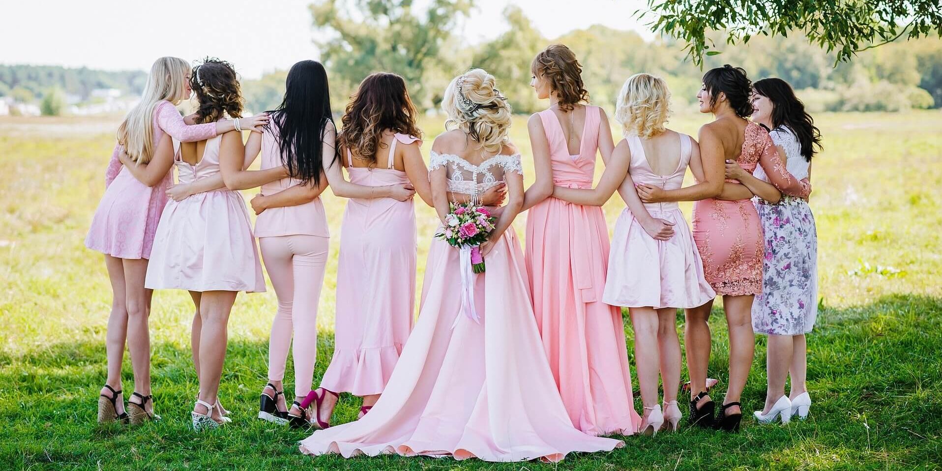 Braut mit Freundinnen in rosa Kleidern