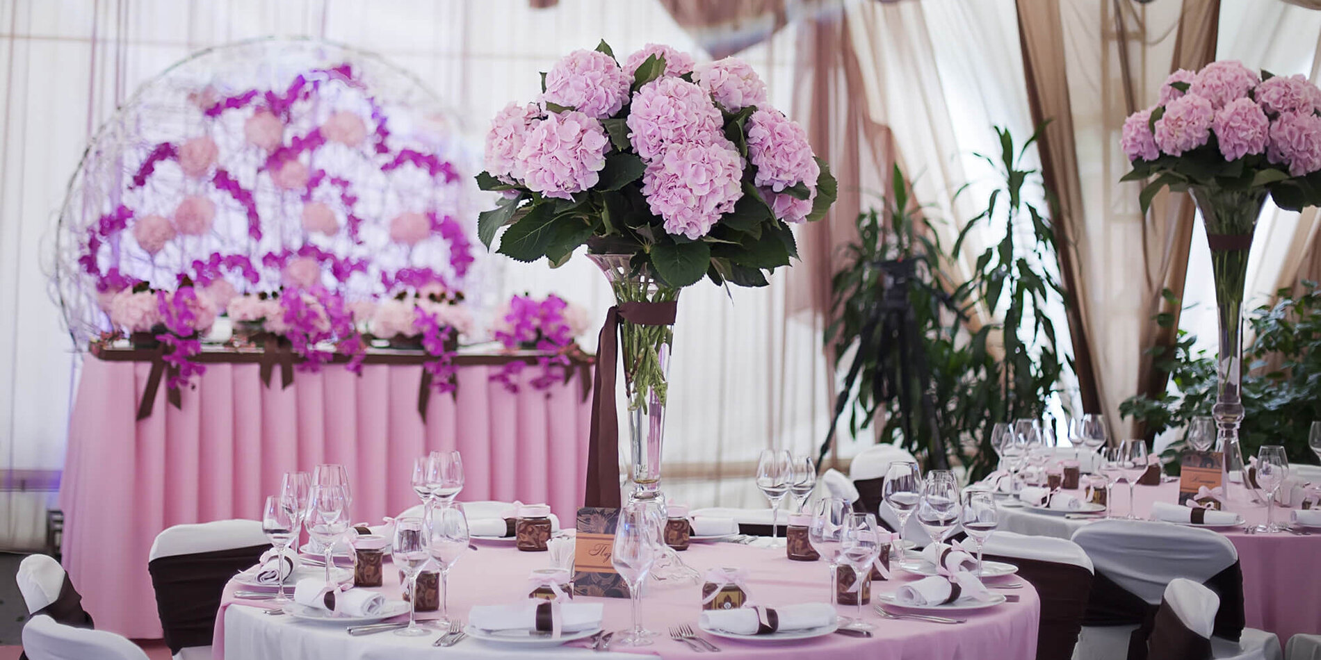 Tisch- und Blumendekoration der Hochzeitslocation