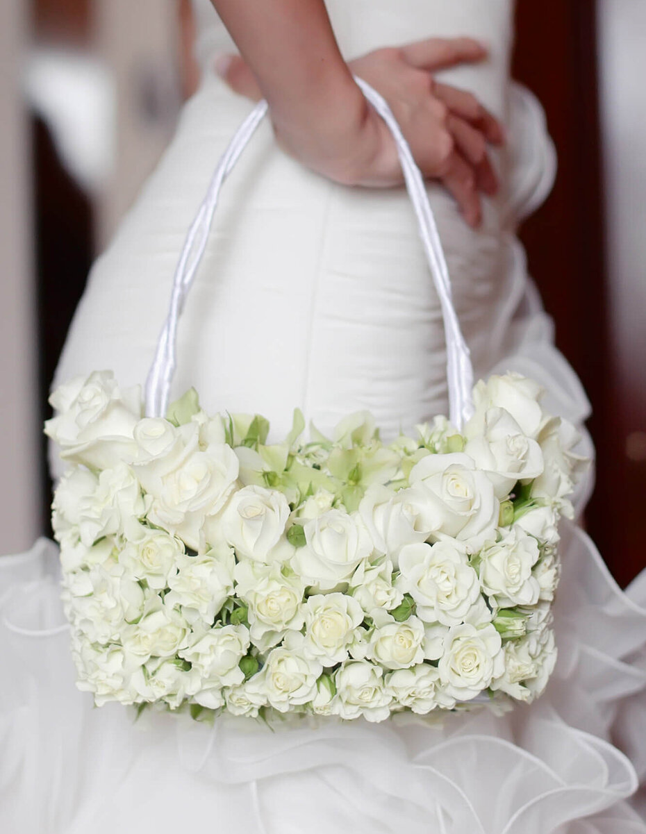 Brauttasche mit weißen Rosen