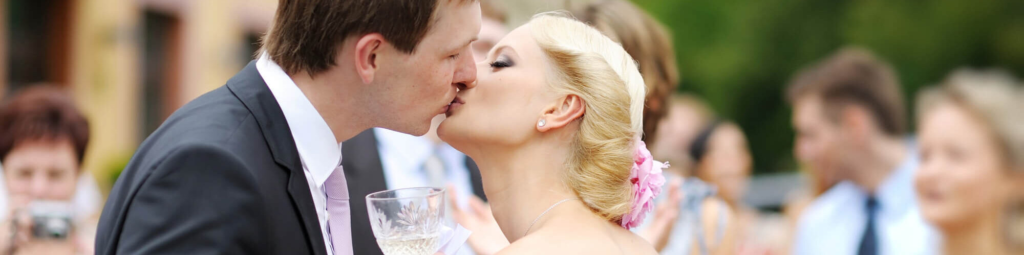 Ein Brautpaar küsst sich