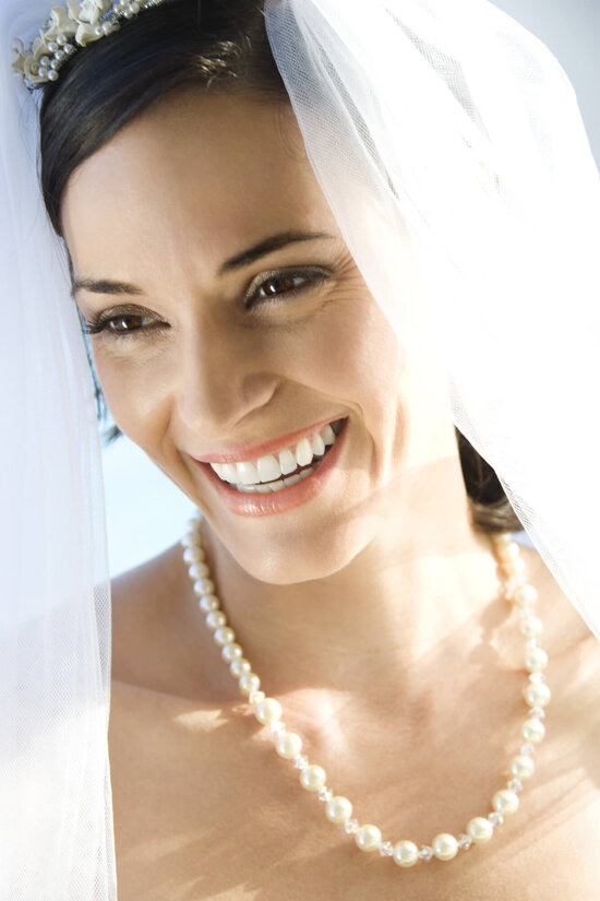 Eine lächelnde Braut unter dem Schleier