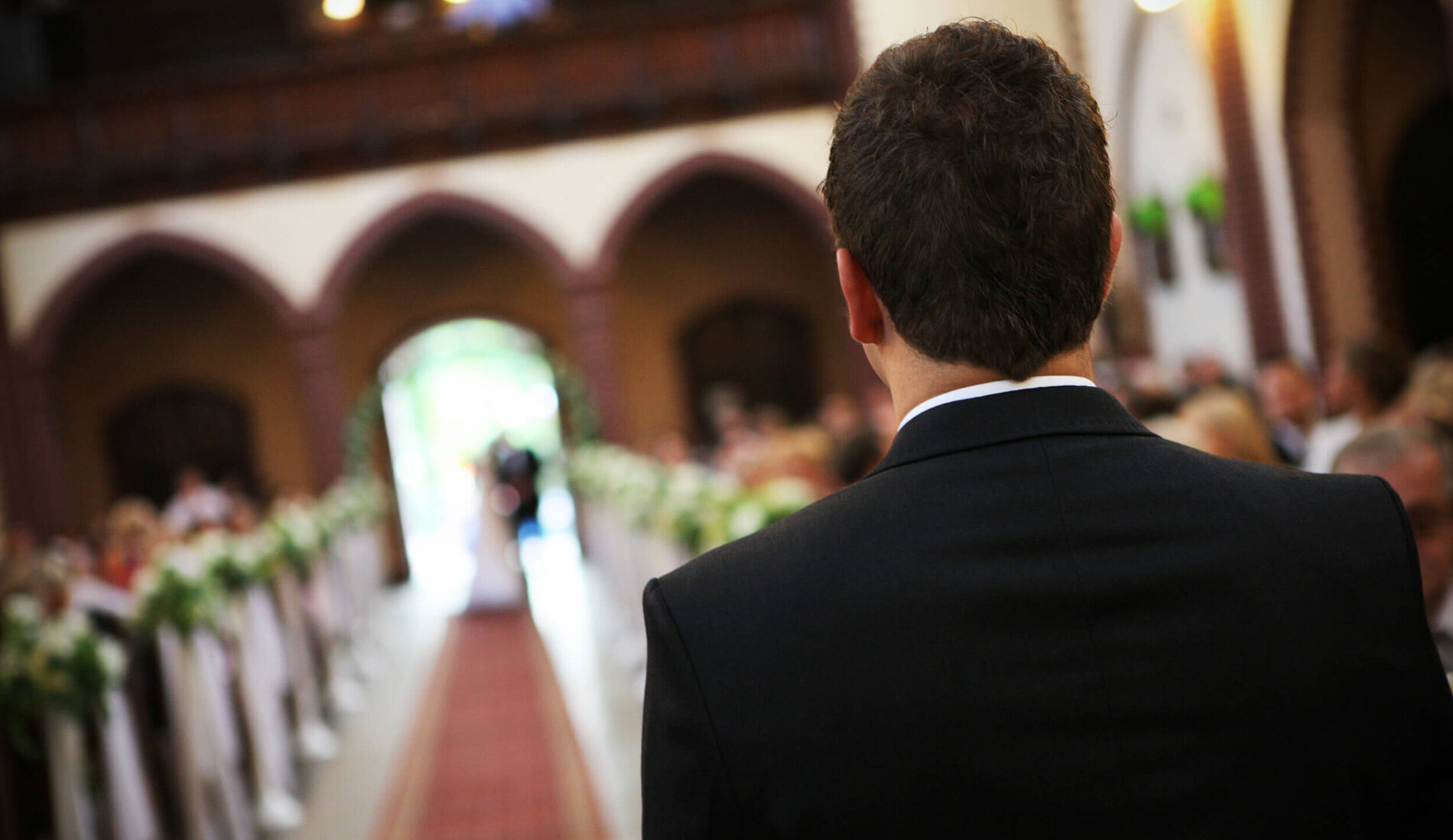 Ein Bräutigam wartet auf seine Braut in der Kirche