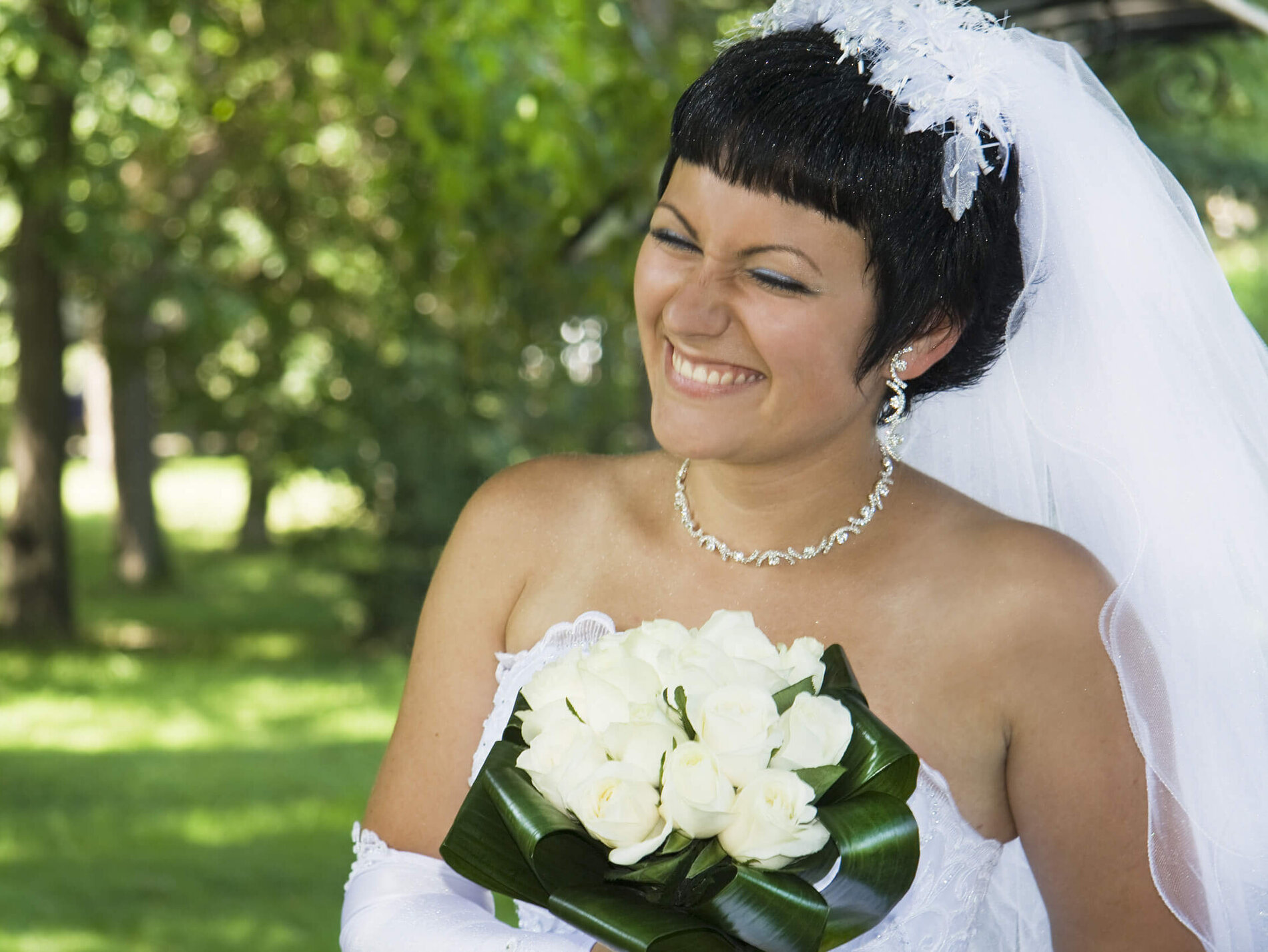 Glückliche Braut mit Brautstrauß
