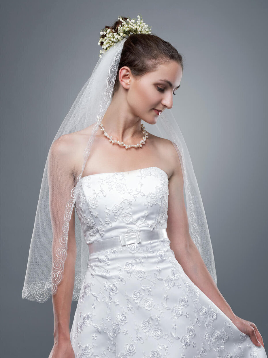 Braut posiert in Brautkleid