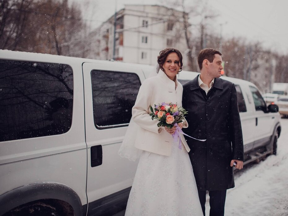 Ehepaar vor weißer Limousine