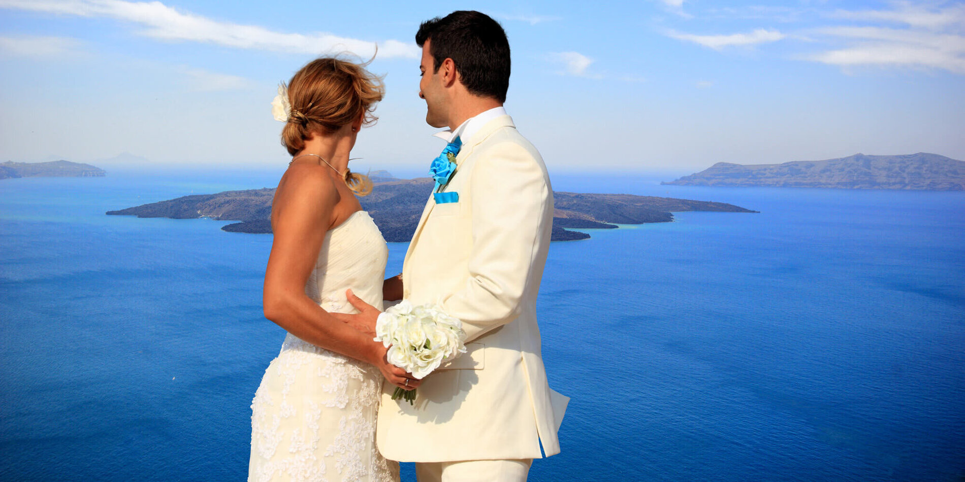 Brautpaar mit Blick auf das Meer gerichtet