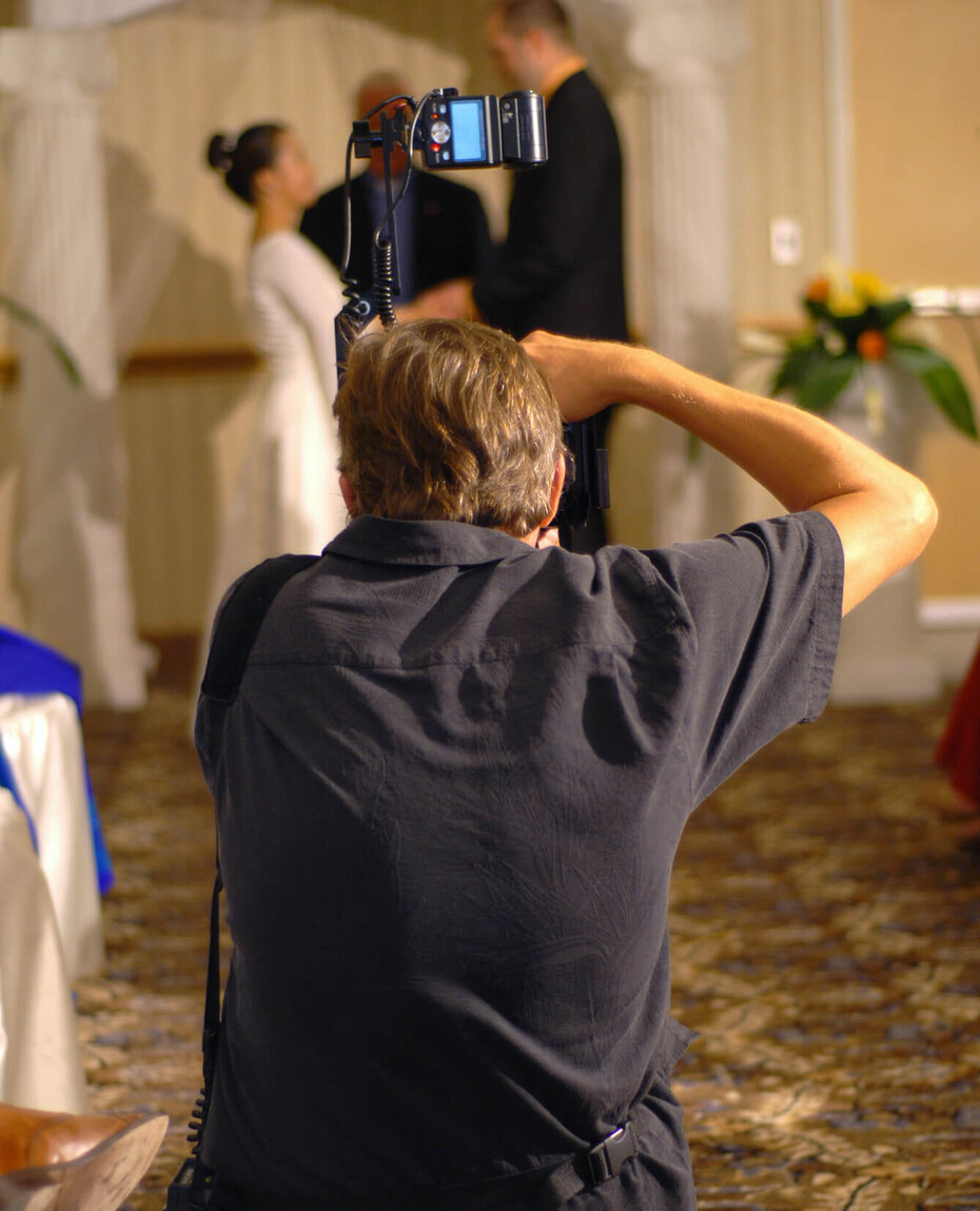 Ein Brautpaar wird fotografiert