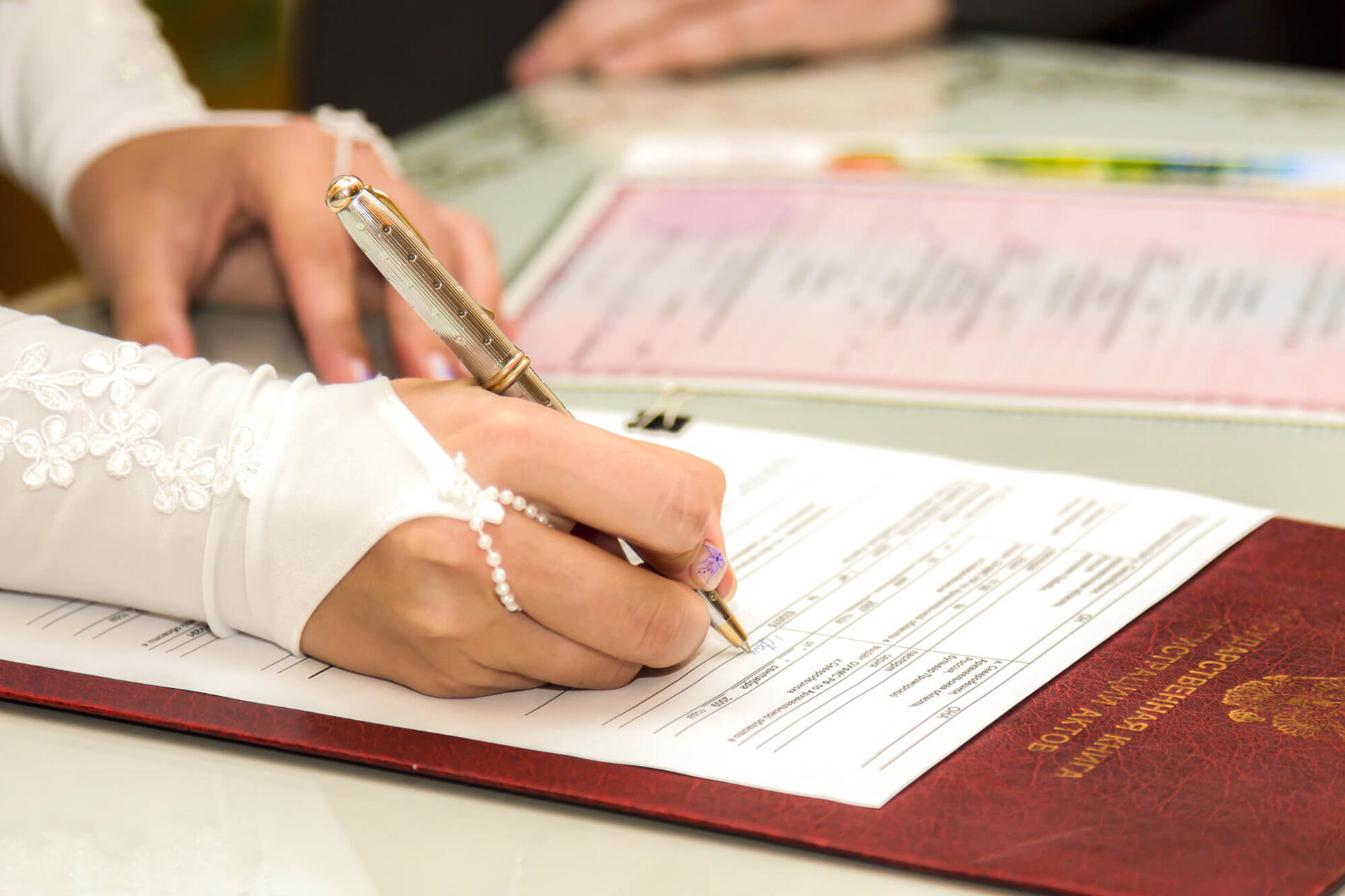 Standesamtliche Hochzeit Standesamtliche Hochzeit- Braut bei der Unterschrift