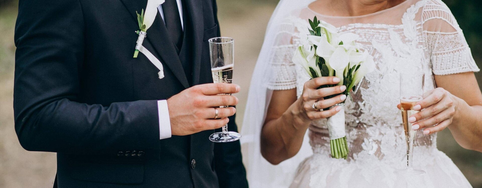 Vorbereitung auf die Hochzeitsnacht: Mit diesen Tipps wird sie unvergesslich Vorbereitung auf die Hochzeitsnacht: Mit diesen Tipps wird sie unvergesslich - Brautpaar mit einem Glas Sekt