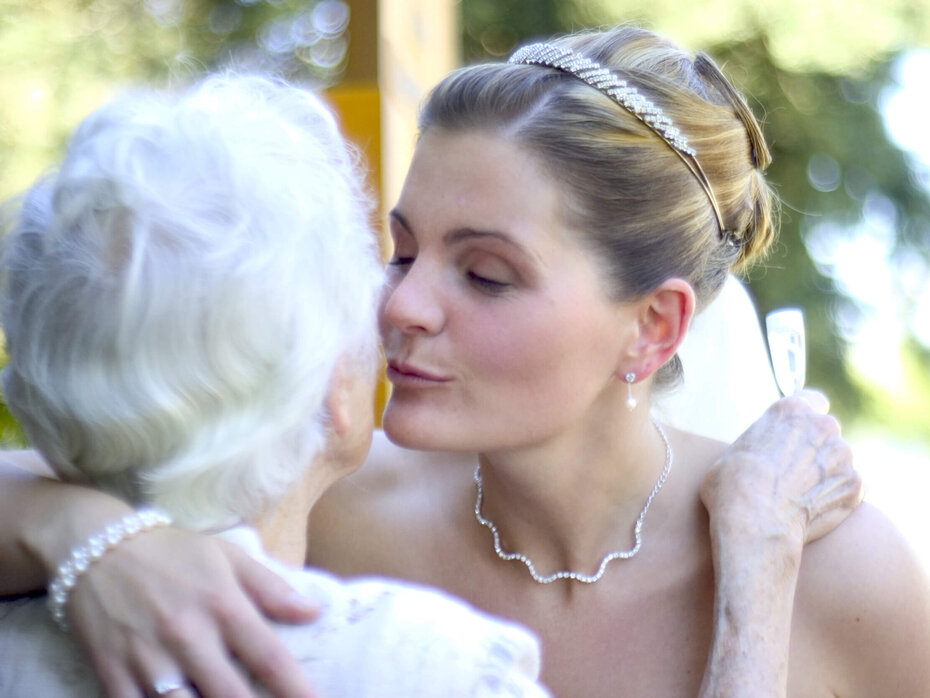 Eine Braut umarmt ihre Mutter
