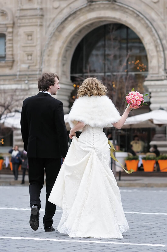 Ein Brautpaar läuft über die Straße