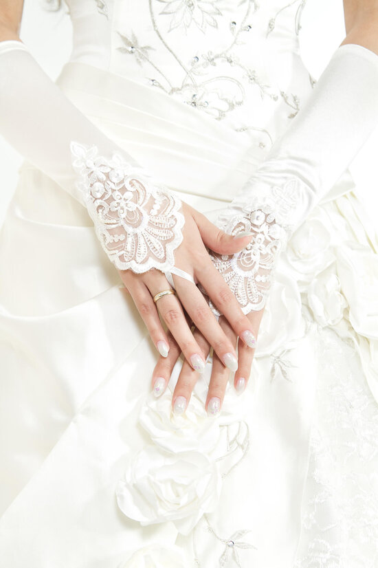 Elegante weiße Brauthandschuhe