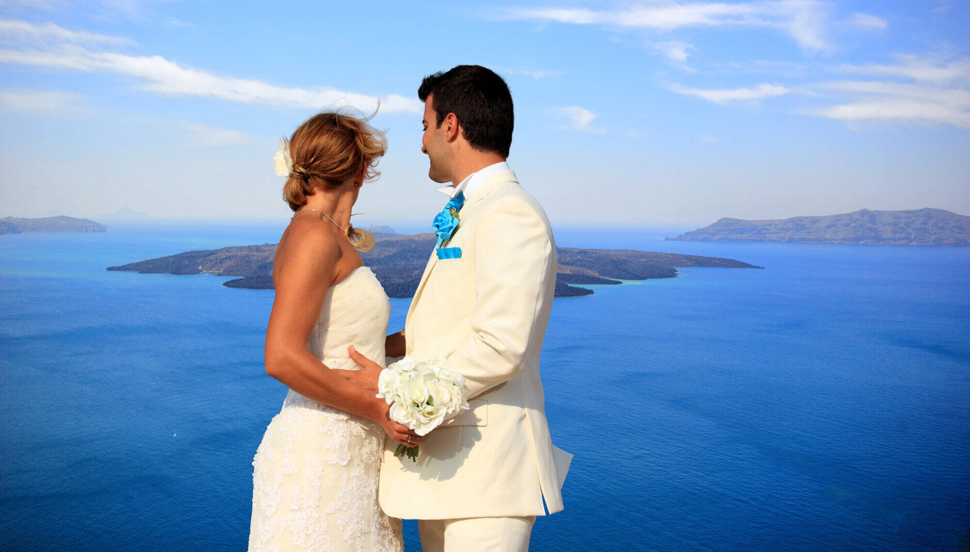 Brautpaar mit Blick auf das Meer gerichtet