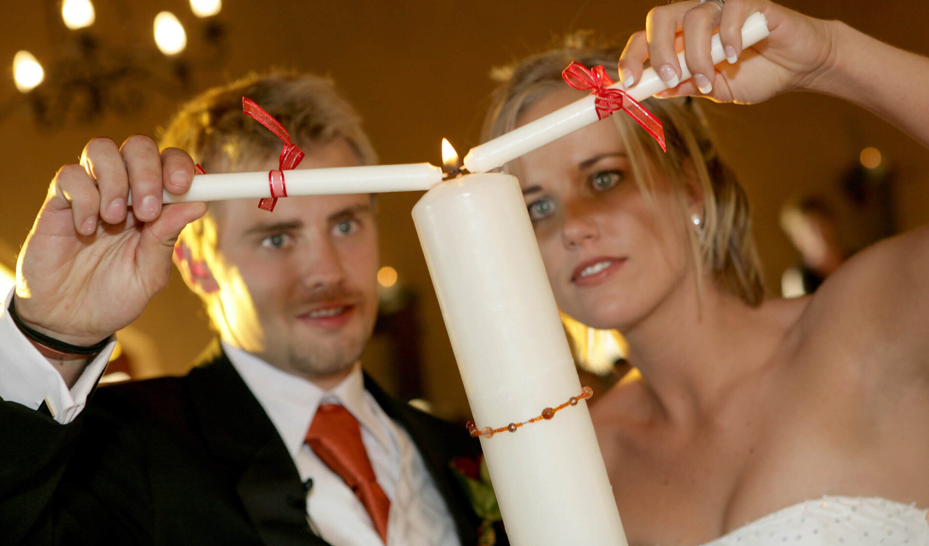 Brautpaar zündet die Hochzeitskerze an