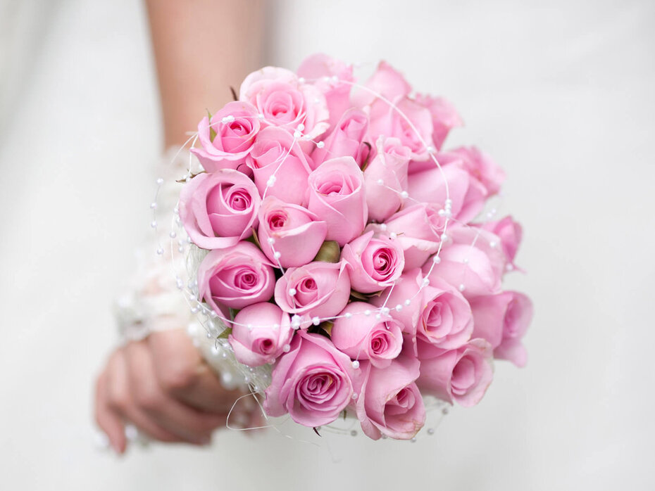 Braut hält rosa Brautstrauß 