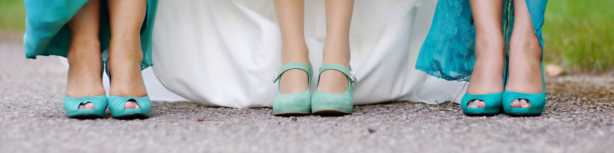 Türkise Schuhe der Braut und Brautjungfern