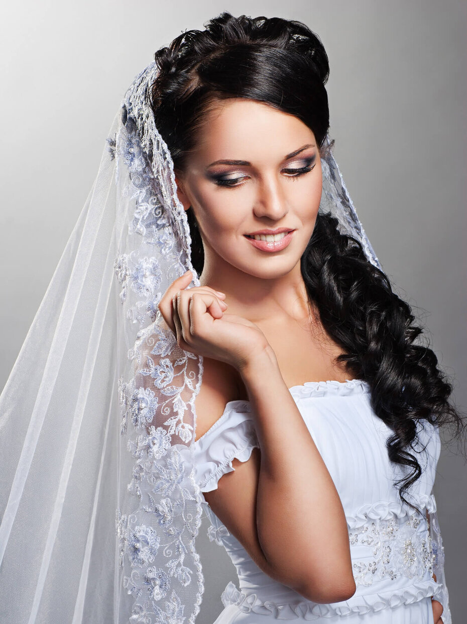 Elegante Braut mit langem Schleier