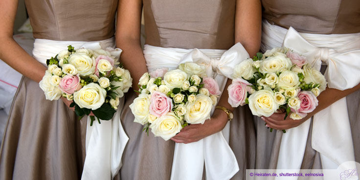 Brautjungfern mit Blumenstrauß